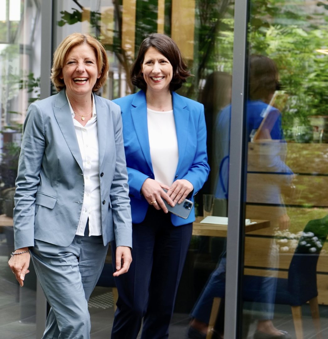 Die Zusammenarbeit mit Malu Dreyer war immer von großem Vertrauen geprägt. Sie hat unsere Koalition auch in herausfordernden Zeiten stets mit Besonnenheit u. Weitsicht geführt.
Ich empfinde große Dankbarkeit für die gemeinsame Zeit an der Spitze der Koalition. #dankbarkeit