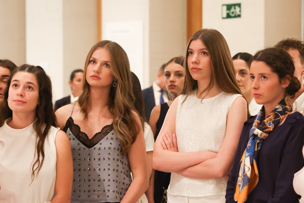 La Princesa de Asturias y la Infanta Sofía visitan la Galería de las Colecciones Reales junto a 40 jóvenes de diferentes puntos de España.

#10AniversarioFelipeVI

➡️casareal.es/ES/Actividades…