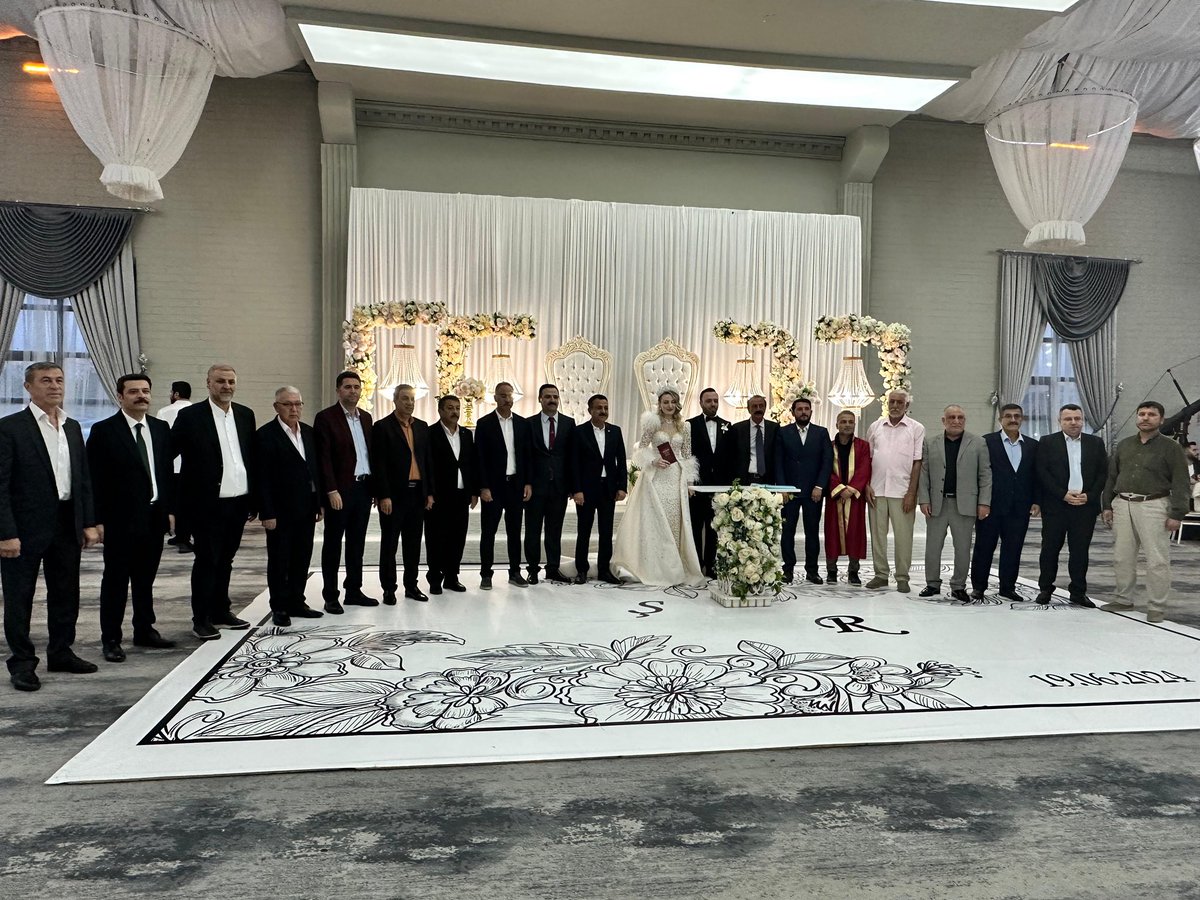 Amcamızoğlu Fahrettin Bebenin biricik kızı Şafak ile Öncel Ailesinin evladı değerli dostum Eyyüp Sabri ÖNCELİN Kardeşi Reşit evladımızın nikahlarına şahitlik yaptık.

Genç çiftimize bir ömür boyu mutluluklar dilerim. <a href="/AvEyyp/">Av Eyyüp Sabri ÖNCEL</a>