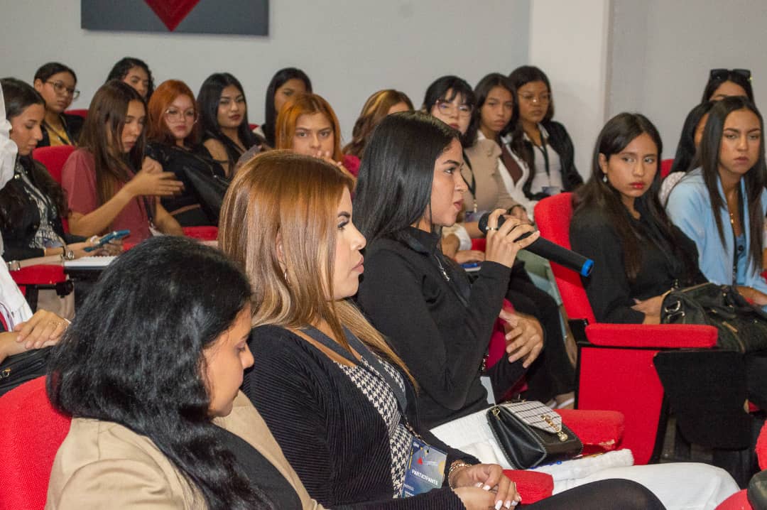 mintransporteve's tweet photo. 2/2 El panel de expertos estuvo conformado por el inspector Miguel Álvarez, la profesora Amarilis Álvarez y la Tripulante de Cabina, Elena Duarte, quienes ofrecieron a los participantes conocimientos y un espacio para el debate.
#ElTipoEsNico https://t.co/bLJCNCdyEl