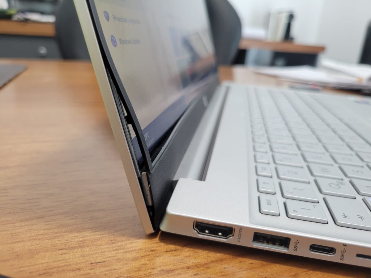 Se Compró una compu se desprendió  la pantalla,
Soporte técnico, y así de una simple foto dice que la garantía no aplica, que es mal manejo? Como saben ? sin revisarla manualmente y en persona? ¿Qué clase de garantías dan al consumidor ? <a href="/Profeco/">Profeco</a> <a href="/AtencionProfeco/">Atención Profeco</a> <a href="/HPMexico/">HP Mexico</a>