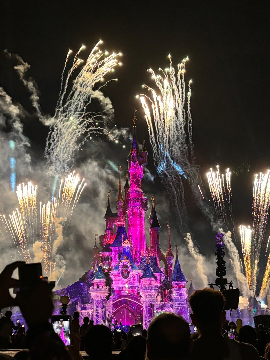 WynyardPrimary's tweet photo. Our very tired but VERY excited children are safely on the bus on the way back to the accommodation discussing their magical day! 🎆 🏰 https://t.co/qc3nHSZaXq