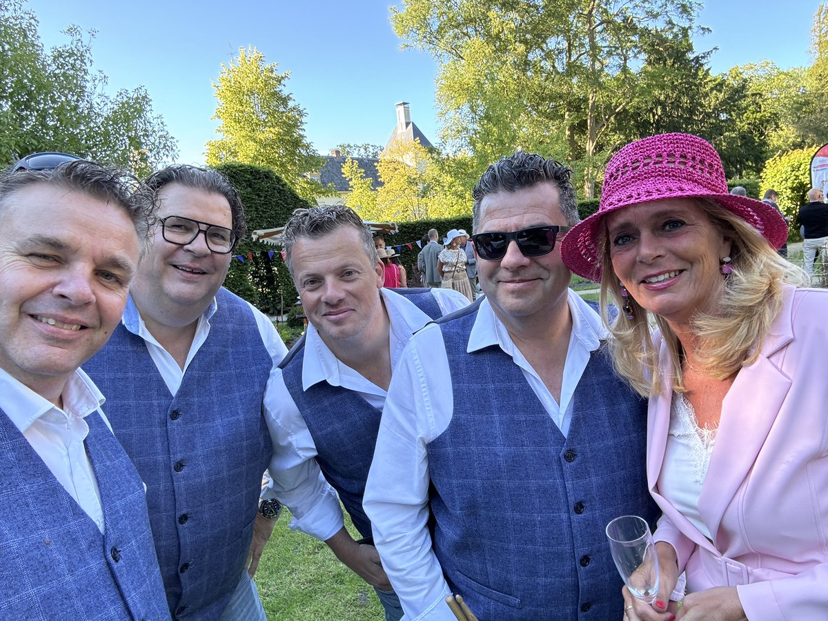 MACentertainm's tweet photo. Vandaag 19-06-2024 speelde de Swing Dixielandband in Warmond tijden de haringparty. Goede sfeer, mooi weer en veel hoedjes. Bedankt voor de uitnodiging. Super gezellig.
#haringpartymuziek
#haringparty
#BusinessPlatformTeylingen
#dixielandband
#dixieland
#MACentertainment https://t.co/yRkxOKwyJ2