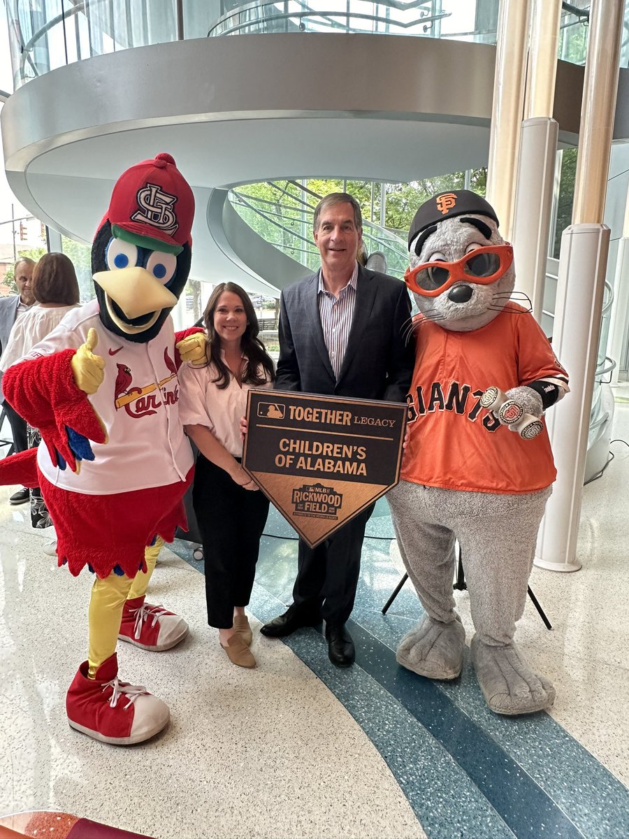 LouSeal01's tweet photo. Great visit at #ChildrensOfAlabama today with @TeamFredbird, @JoeTorre and the @SFGiants https://t.co/geGhOqv2gc