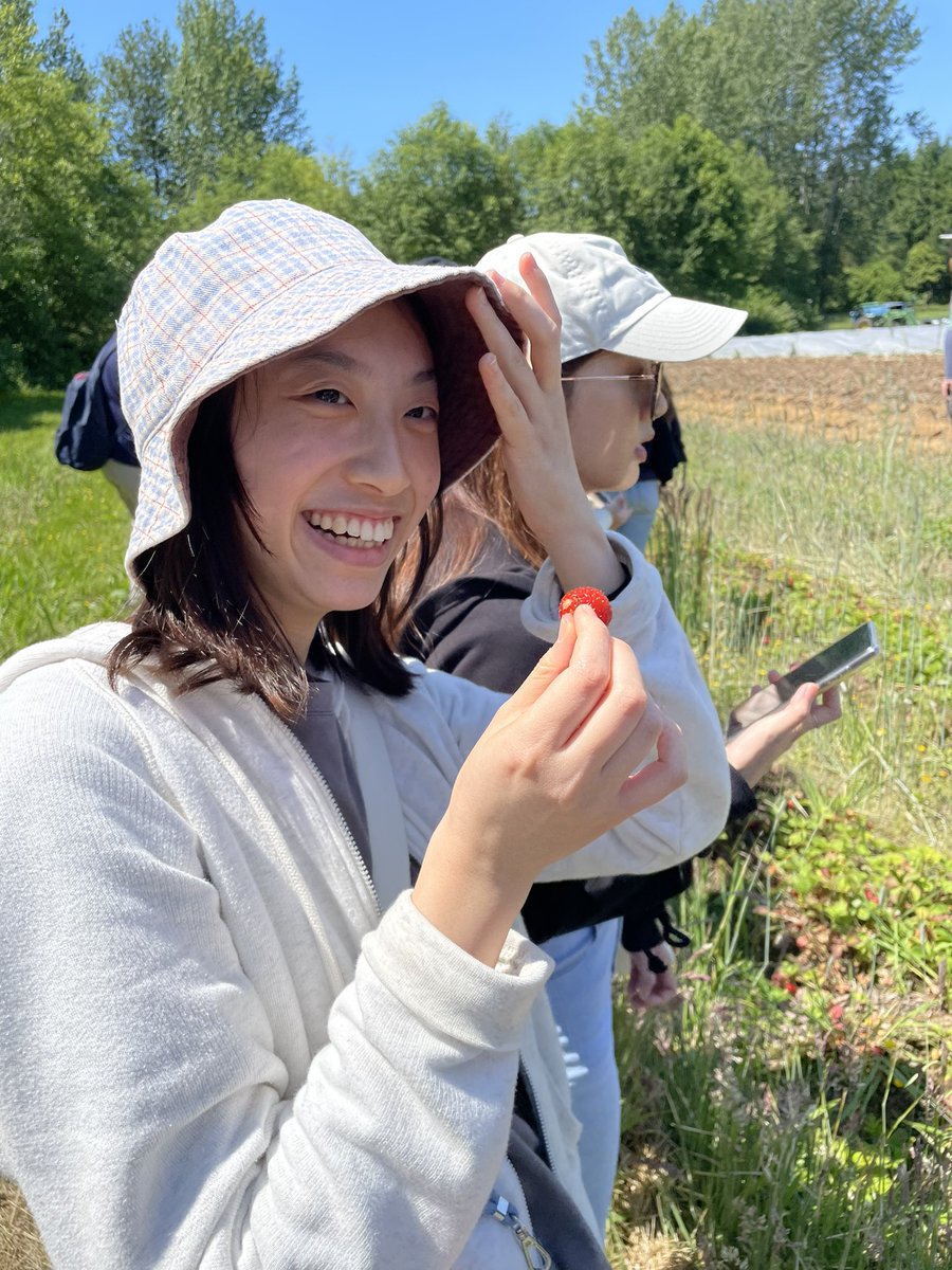 Jetty_2000's tweet photo. @hku_science @HKUSBS FNS student Experiential Learning at Land &amp; Food Systems @UBC @ubcLFS https://t.co/9S1FxEoGeV