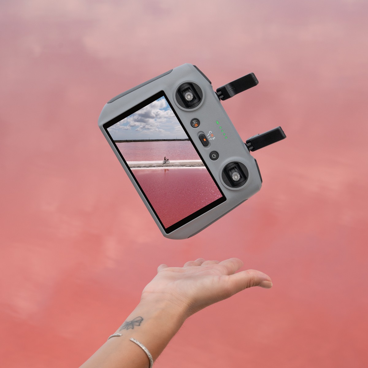 DJIGlobal's tweet photo. DJI Mini 4 Pro: Effortless Selfies, Incredible Quality! ✅
📷IG: sixcentdouze https://t.co/9094Ktq4p3