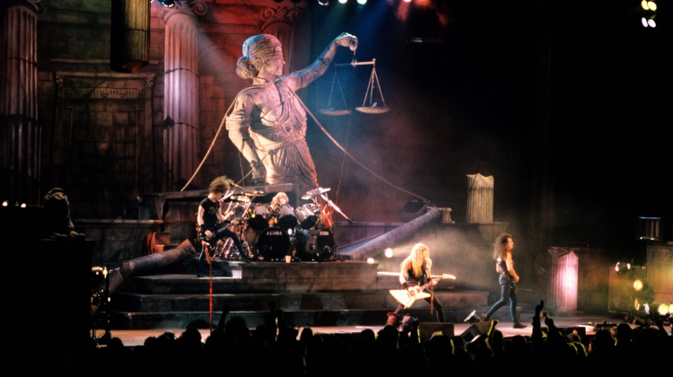 kenken0019's tweet photo. おはようございます。
Justiceツアーのライブの時、ジェームスさんが「俺に続けて叫べ!」とお下劣な言葉を沢山叫ばされたKENです。F××K!S××T!…
というわけで今朝の曲は #Metallca の『Last Caress』です。素敵な1日を🙏
■Last Caress
https://t.co/AoFScwu7xH https://t.co/6q5kRkZa5r