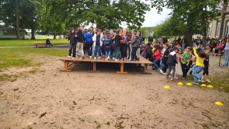 🥁 Après une magnifique fête de l'école sur le thème des JO 2024 #elevesacteurs, une chorale d'école chantant les valeurs de l'olympisme sous les encouragements du public composé de parents, de partenaires à l'école Rochereuil d'Évreux 🎶🎤
<a href="/USEPEure/">USEP27 Olivier Hurel</a> <a href="/VilleEvreux/">Ville d'Evreux</a>