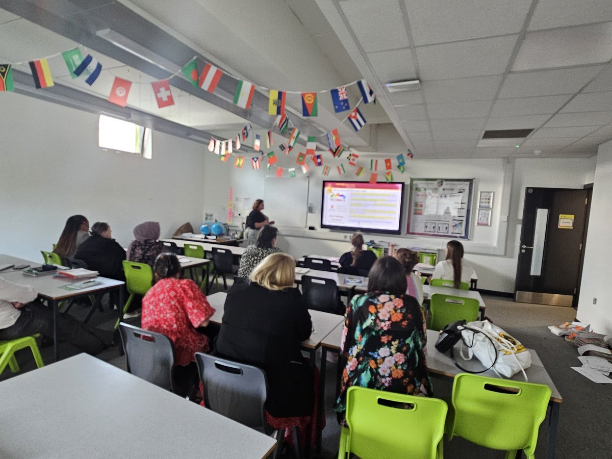 NoshyHussain's tweet photo. A huge privilege to present at the Chiltern Summit with @_MrsPage
So proud of you @AsmaBaig296 for bringing amazing talent under one roof. Particularly well done to @ChilternA student leaders-on point with their chaperoning and attention to detail https://t.co/bXxCnQFa2L
