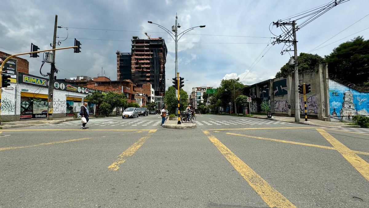 ¡Qué bonitas se ven nuestras calles limpias! 😍

En esta tarde de miércoles solo nos queda decir GRACIAS a nuestros operarios de barrido 🧹 y de recolección 🚛, porque los corredores principales de Envigado lucen hermosos.

¡Ayúdanos a mantenerlos aseados! 🚮✅