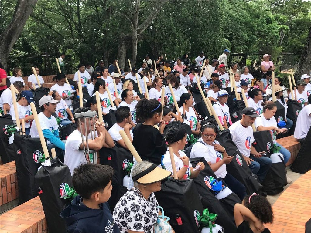 AdolfoP_Oficial's tweet photo. #19Jun Entregamos 98 kits de Trabuco Clap para impulsar la producción agrícola en el municipio Iribarren, tal como lo orientó nuestro presidente @NicolasMaduro. 

Además se entregó en días pasados a Clap de Jiménez, Simón Planas y Morán. https://t.co/1obcijcHMr