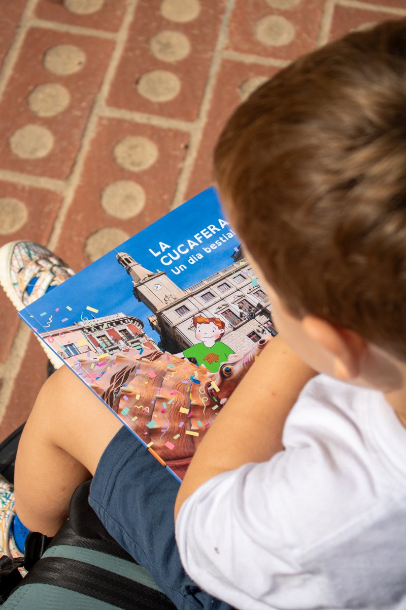 ReusCultura's tweet photo. 📚El passeig de la Boca de la Mina ha acollit famílies que han gaudit de la lectura de “La Cucafera, Un dia bestial!”. Organitzat per la Biblioteca Central Xavier Amorós i AFA Els Ganxets, amb signatura de llibres pels petits.

🥳 Celebrem 10 anys de la #Cucafera

#SantPere2024 https://t.co/zegA1E5uav