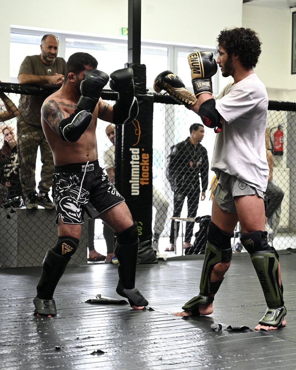 C'est toujours avec un grand plaisir que l'on accompagne les combattants dans leur préparation. 🦾

Félicitations à Azize Hlali pour son combat brillamment remporté à #ARES22. 👏