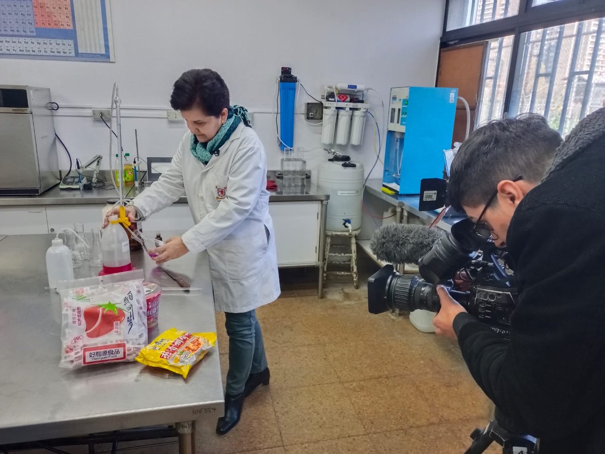 decytal_usach's tweet photo. 👩‍🔬La profesora Marcela Zamora, docente de Decytal, fue entrevistada por un canal de televisión en nuestro Laboratorio Químico de Alimentos. 

La profesora habló sobre el cumplimiento normativo de algunos productos alimenticios importados y la información de sus ingredientes https://t.co/hMn7E9JE7e