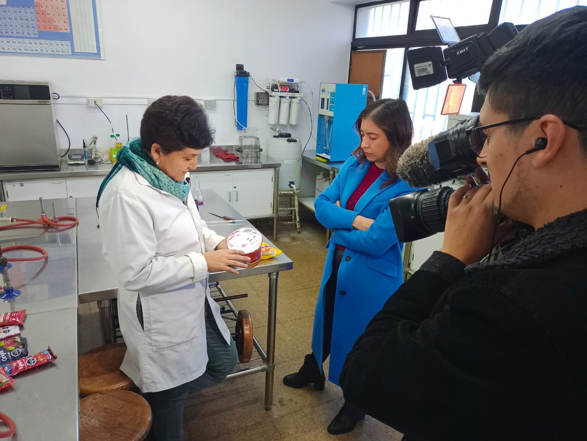 decytal_usach's tweet photo. 👩‍🔬La profesora Marcela Zamora, docente de Decytal, fue entrevistada por un canal de televisión en nuestro Laboratorio Químico de Alimentos. 

La profesora habló sobre el cumplimiento normativo de algunos productos alimenticios importados y la información de sus ingredientes https://t.co/hMn7E9JE7e