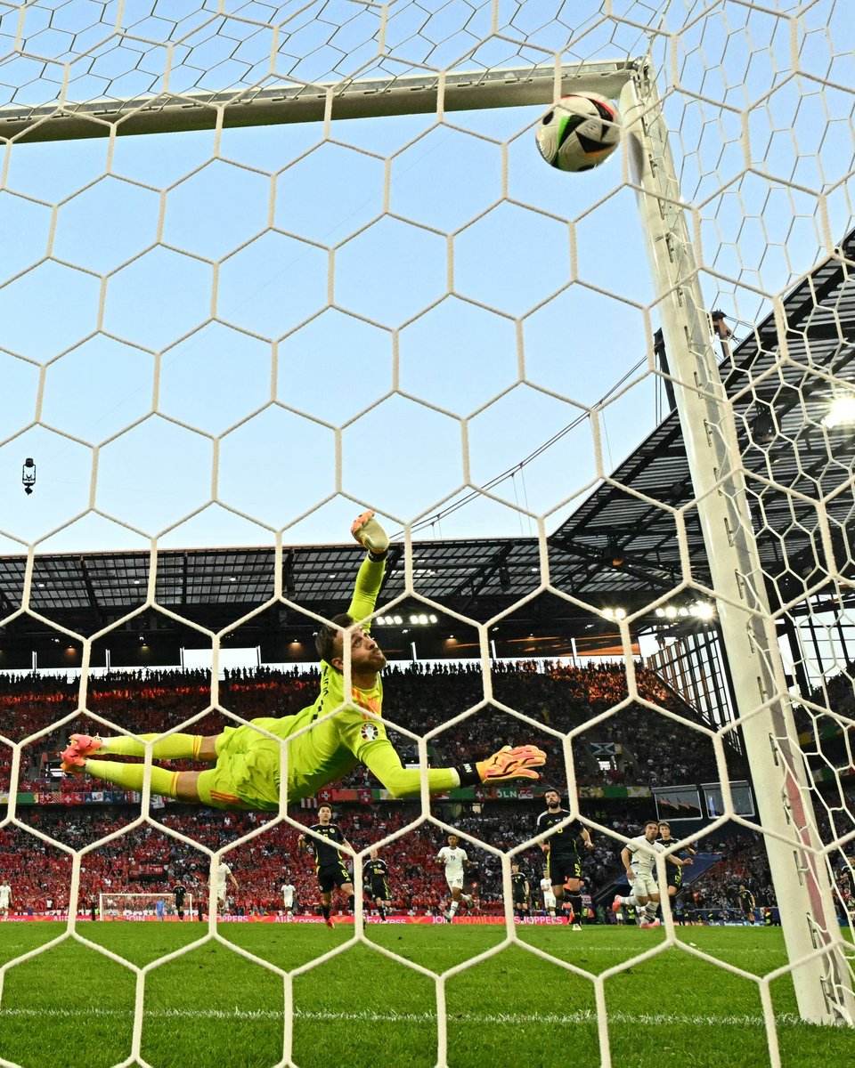 Footballogue's tweet photo. La lucarne de Shaqiri ! 😮‍💨🇨🇭

Il pouvait difficilement faire mieux 😭

(@EURO2024) https://t.co/bjCXtgjFgl
