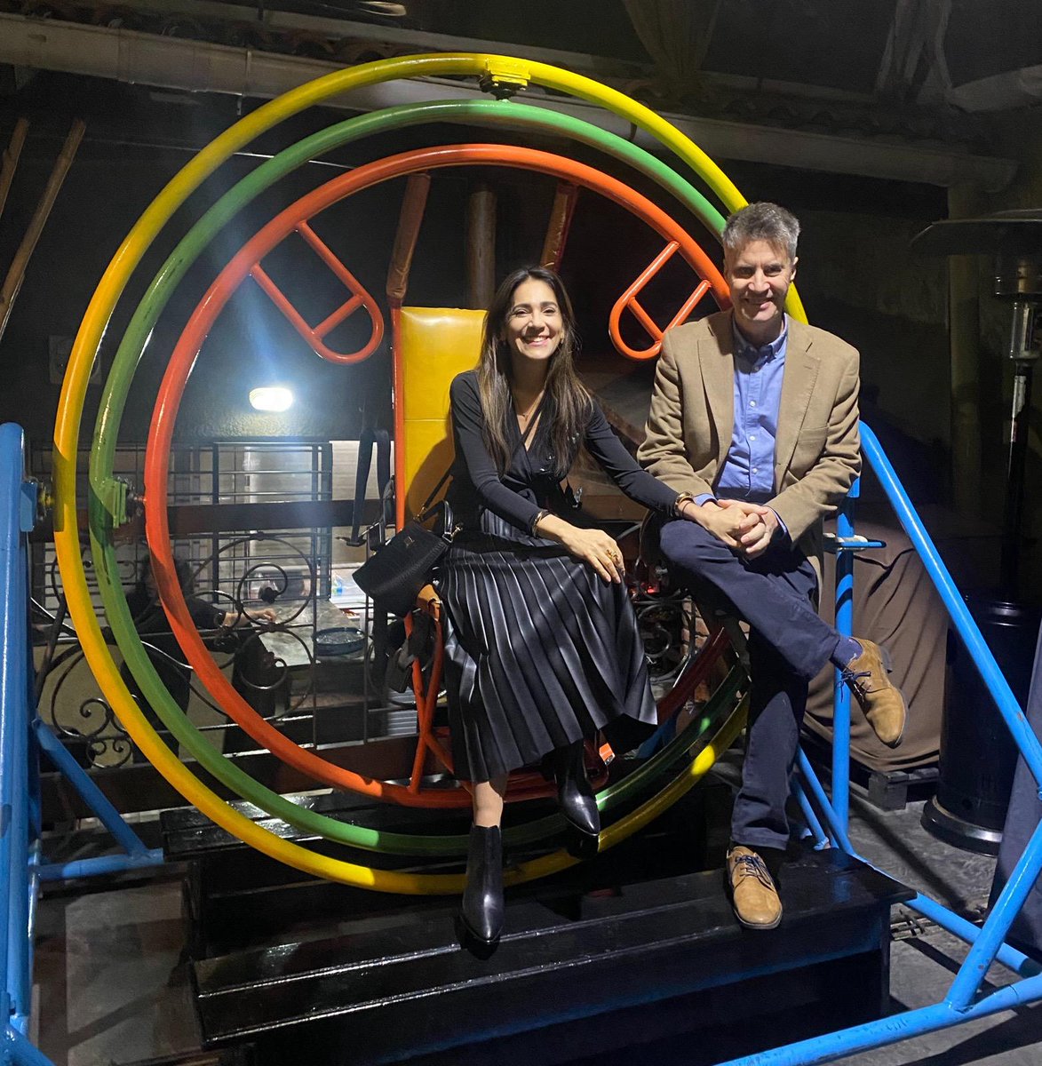 Aquí con <a href="/SilviaG65800071/">Silvia</a> parece que estuviéramos sentados en una maquina del tiempo casera 🤦‍♂️😂