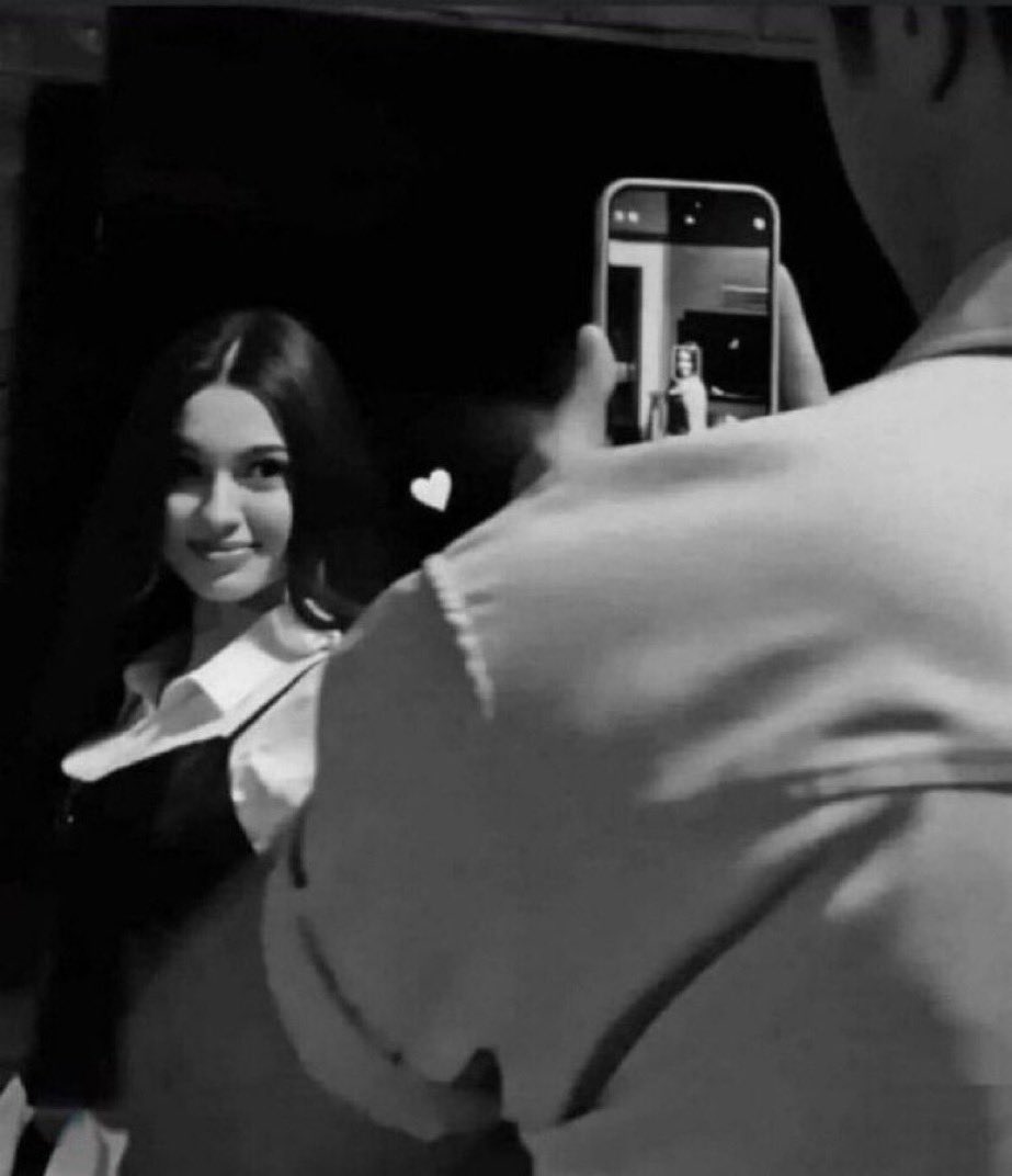 لن يراك أحد كما رأيتك انا رأيتك بقلبي فـ أحببتك رأيتك بعيني فـ عشقتك رأيتك بروحي فـ أدمنتك♥️.