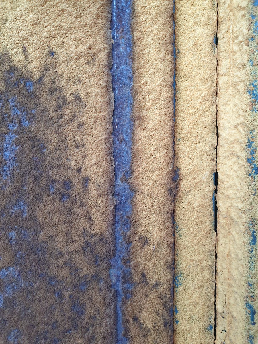 Le travail de la rouille au milieu de la garrigue provençale #streetart #rust