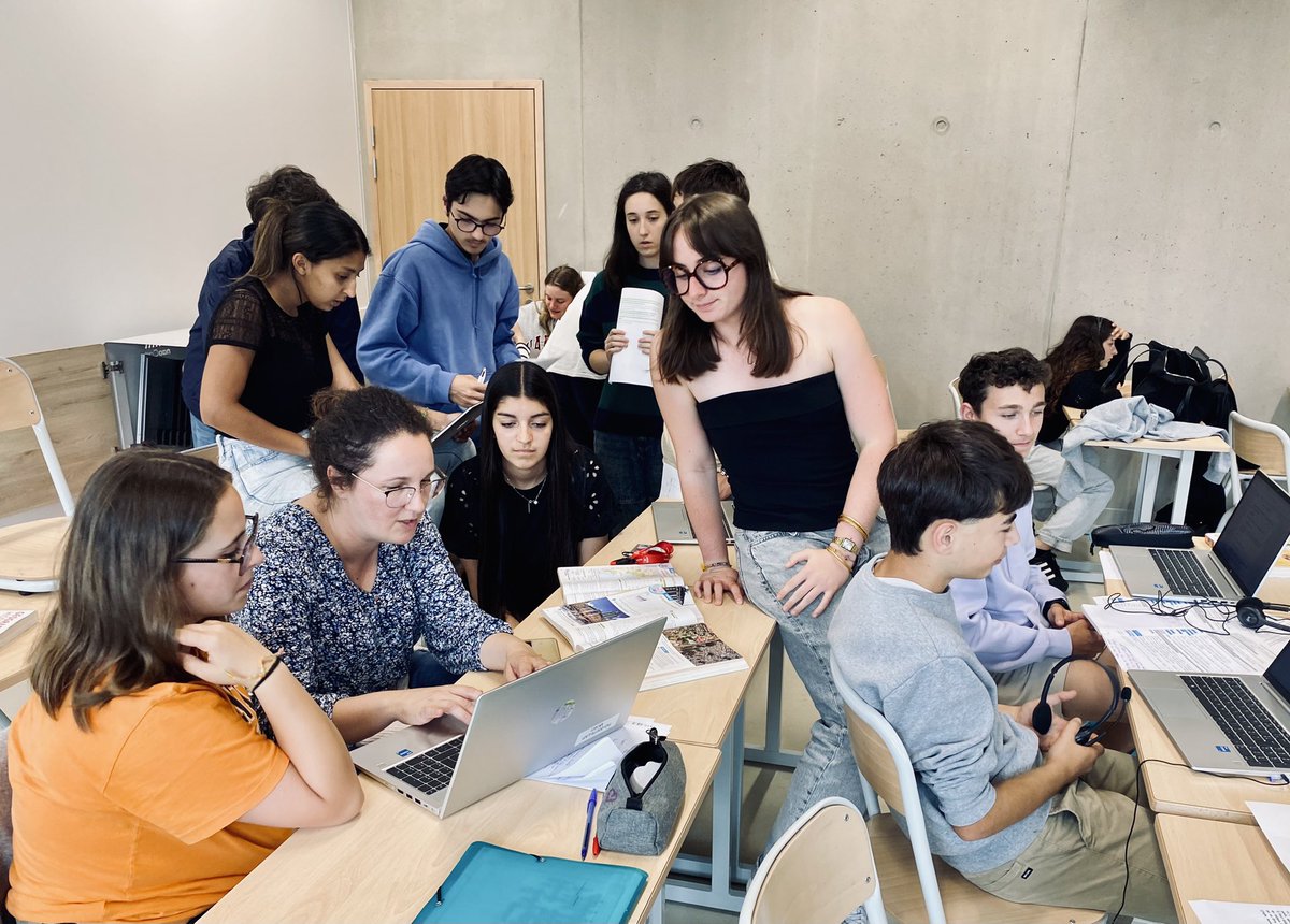 J'adore mon métier pour ces moments suspendus. 
Une enseignante clôture le programme d'histoire/géo avec ses élèves de seconde lors d'un atelier radio du <a href="/clemibordeaux/">imartindaemi</a>. 

Une magnifique symbiose autour du savoir &amp; de la connaissance grâce à l'Education aux Médias et à l'Info