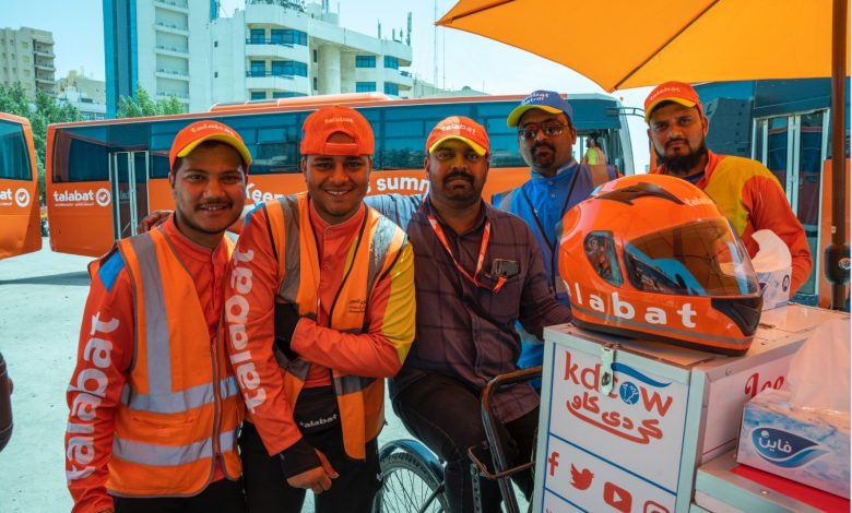 DCOC_kw's tweet photo. تناشد لجنة اصحاب شركات التوصيل 
وزير الداخليه الشيخ فهد اليوسف 
مراعاة ابناءه اصحاب الشركات الكويتيين الذين تركو وظائفهم للعمل بالقطاع الخاص وتكبدوا خسائر ماديه كبيره لتأسيس هذه الشركات والسماع منهم والتروي باقرار اي قرار او قانون جديد مع اعطاء الشركات فرصه معقوله ومنطقيه من الوقت لتطبيق اي قرار تراه وزارة الداخليه مناسبا وذاك مراعاة لعقود قائمه مسبقا قبل هذه القرارات ويجب التكيف معها لعدم التعرض لتقصير عقدي يعرضنا لمسؤوليه قانونيه وبنود جزائيه 

بخصوص قرار الاداره العامه للمرور بحظر عمل دراجات توصيل الطلبات يوميا من الساعه 11 صباحاً وحتي الساعه 4 عصرا حتي نهاية شهر أغسطس 
علما بأن العامل لايعمل تحت اشعة الشمس ويتم توفير نقاط استراحه ( مكيفه - مظلله ) من قبل شركات التوصيل وفتره التوصيل تكون مابين ٥ الى ١٠ دقايق بسبب قرار منع خروجه الى الخطوط السريعه وذلك لا يخالف اي قانون لحقوق الانسان

*بعض الصور على سبيل المثال 
@Moi_kuw 
@traffic_kwt 
#وزير_الداخليه
#فهد_اليوسف