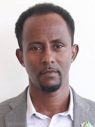 FaqiAlis's tweet photo. Reliable sources have confirmed that Hon. Hassan Abdinur and Hon. Koshin were harassed by Kenyan security officers. This incident is believed to be directly connected to their opposition to the Prime Minister of Somalia.

The two politicians have been vocal in their criticism of the government's lack of performance and the alleged mismanagement of government resources.

According to eyewitness accounts, Hon. Hassan Abdinur and Hon. Koshin were stopped by a group of security officers while in Nairobi, Kenya. The officers reportedly subjected them to intense questioning and intimidation tactics, with the aim of discouraging their political activities and silencing their voices. Although they are released now, however, this behavior should be condemned.