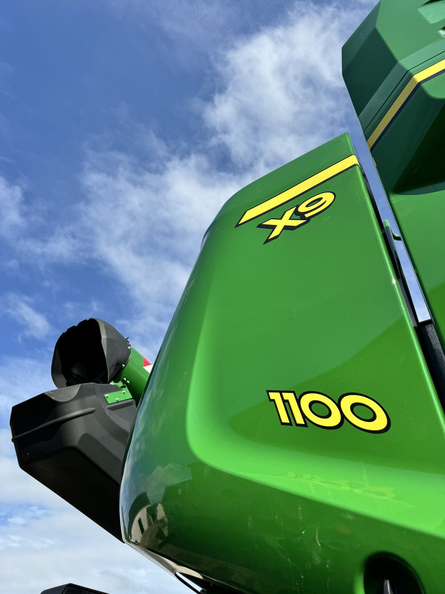 Réception de notre nouvelle @johndeere X9 1100 accompagné de sa coupe à céréales HD45X de 13,70m à tapis 
@etschesneau