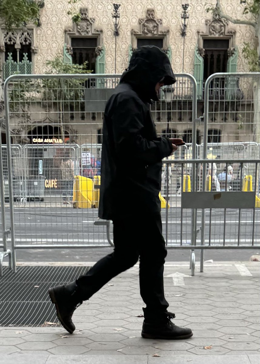 enricxicoy's tweet photo. Ahir va fer 13 anys que es va morir en Clarence Clemons i avui el seu nebot Jake s’ha pogut veure caminant pel Passeig de Gràcia de la capital del Barcelonès #springsteen #clarenceclemons #jakeclemons #estreetband https://t.co/sa0Q6K5Pjx