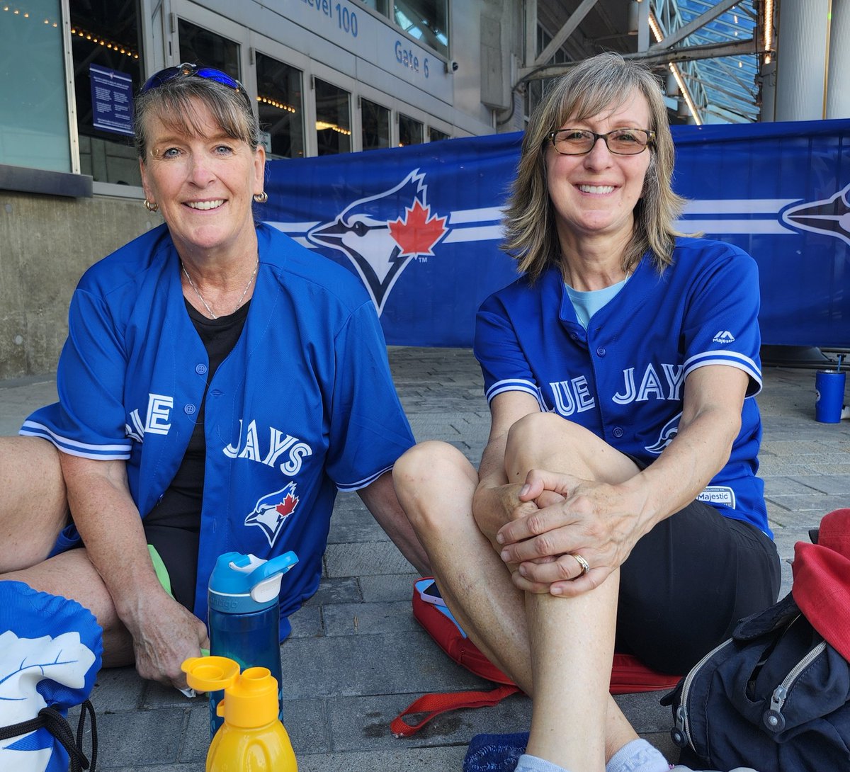 88sheyr's tweet photo. @BlueJays 
It's a scorcher of a day, but a great day for a bobblehead and a game! How 'bout a W Jays!!
GoJaysGo!!
@evansann https://t.co/Oi3HOVfwPL