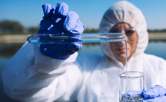 Une ressource proposée par des enseignants : un accident de camion transportant des produits chimiques, une  rivière est polluée. Les élèves doivent identifier les substances  polluantes #cycle4 ww2.ac-poitiers.fr/sc_phys/spip.p…