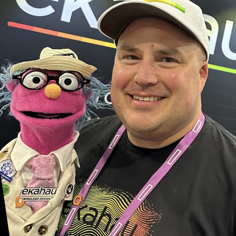 So glad I got to see <a href="/WirelessStew/">Stew 🛜</a> at the <a href="/ekahau/">Ekahau</a> booth #Arubaatmosphere #hpediscover  💚💚💚