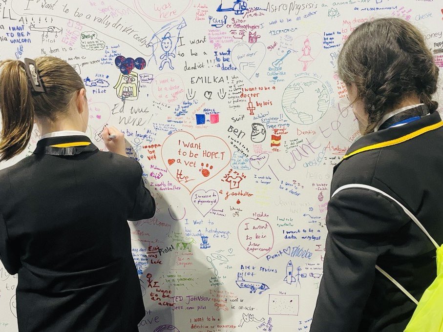 FiCollins_'s tweet photo. Day 1 of @BigBangUKSTEM complete! A day of VR wonder🚀🪐🛫, some big discussions about @JonEggingTrust’s core skills of self-belief, teamwork, leadership and communication, and incredible engagement from hundreds of youngsters about their future dreams on our #inspiration wall! https://t.co/TKfKJj7fSN