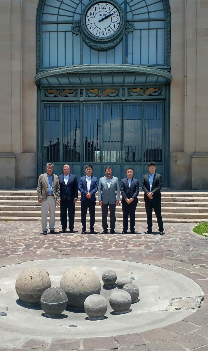 SGGDurango's tweet photo. La #SGGDgo sigue impulsando la #Electromovilidad 🚎♻️ en Durango.
Autoridades de la #SMyT se reunieron con los líderes de @YutongGlobal, dedicados a la producción de autobuses eléctricos. Dialogaron las sobre ventajas competitivas para el desarrollo en #Durango.
@HectorVelaV https://t.co/Y5aeVDHzm1