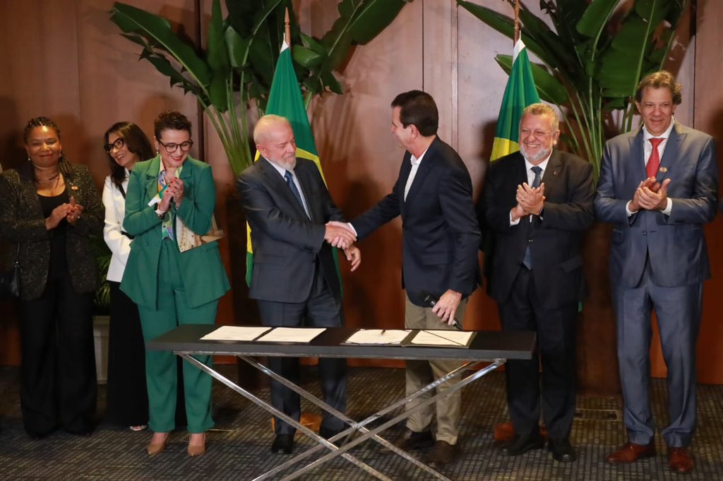 eduardopaes's tweet image. PARCERIA PELO RIO!  AQUI NÃO TEM CONVERSA!  TEM REALIZAÇÃO!
Tem um ano e meio que o presidente @lulaoficial voltou à presidência da República.
Nesse período, entre outras coisas, resolvemos o Aeroporto do Galeão, o edifício A Noite, a Estação Leopoldina, a implantação da…