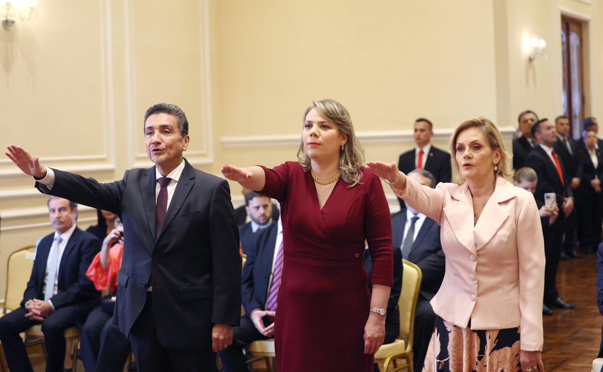 GobiernoANR's tweet photo. Hoy  el presidente @SantiPenap tomó juramento a nuevos embajadores. Se trata de:   

- Romina Elizabeth Taboada Tonina ante la Santa Sede.
- María José Argaña Mateu ante Italia.
- Raúl Alberto Florentín Antola ante la OEA. https://t.co/iD8BEPSIjt