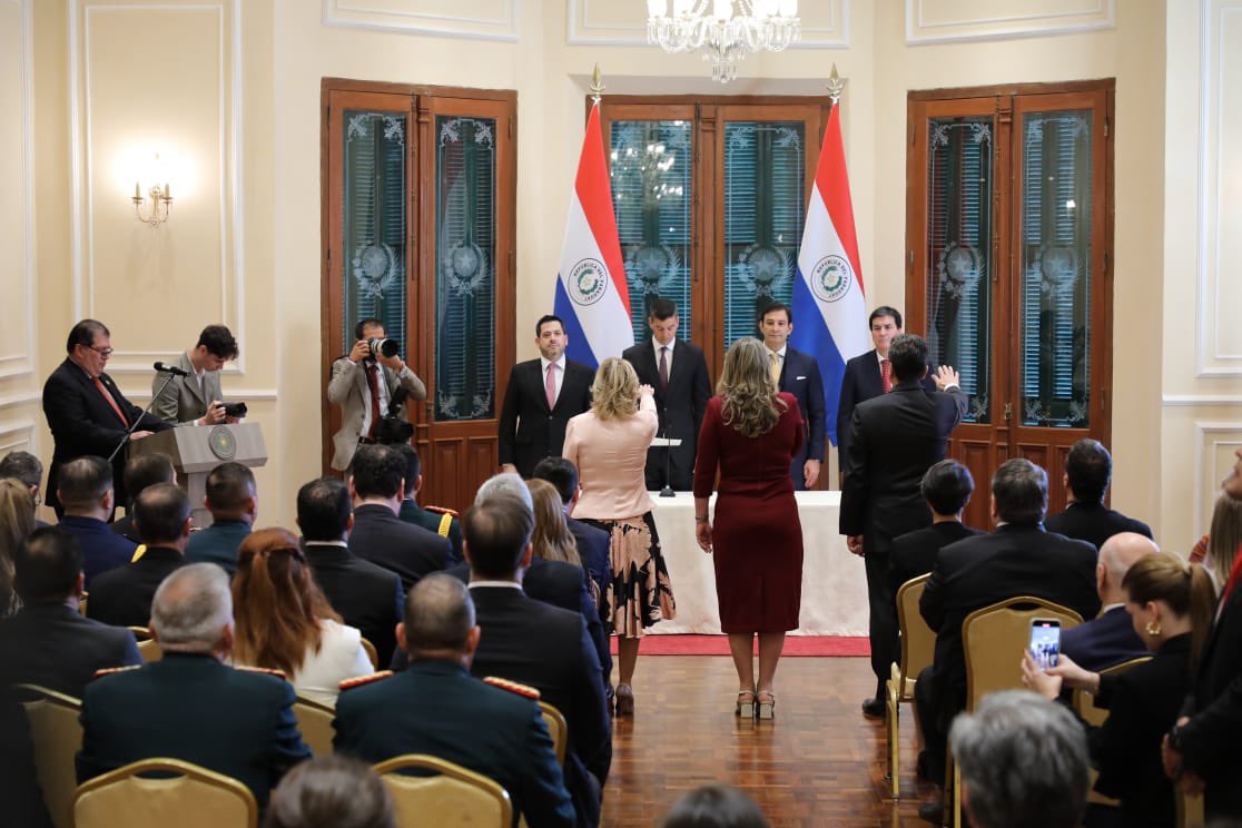 GobiernoANR's tweet photo. Hoy  el presidente @SantiPenap tomó juramento a nuevos embajadores. Se trata de:   

- Romina Elizabeth Taboada Tonina ante la Santa Sede.
- María José Argaña Mateu ante Italia.
- Raúl Alberto Florentín Antola ante la OEA. https://t.co/iD8BEPSIjt