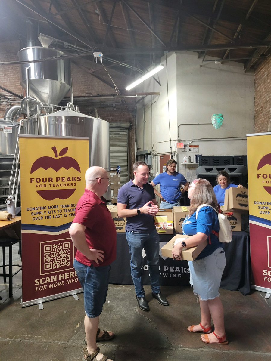 MatthewGress's tweet image. I joined @fourpeaksbrew &amp;amp; @ShawnnaLMBolick to pass out school supplies to Arizona teachers for the upcoming school year. 

Four Peaks For Teachers has supported thousands of teachers in Arizona, Nevada, Utah, &amp;amp; New Mexico for 14 years!

Find out more here: fourpeaksforteachers.org
