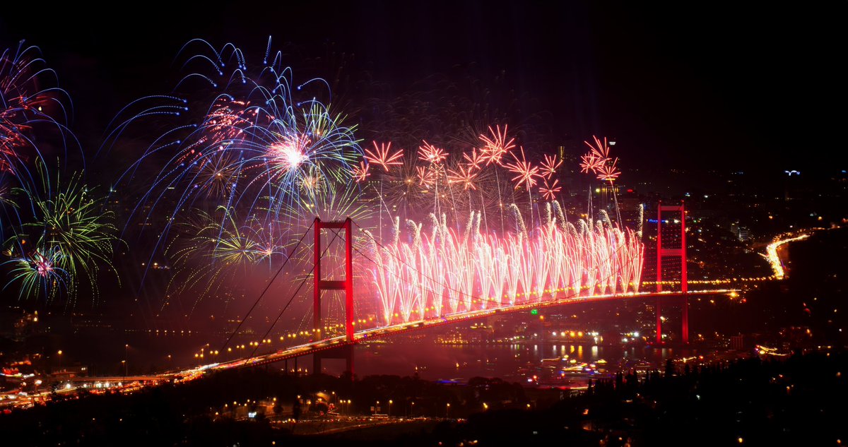 Merthan76's tweet image. Yine tek bir fotoğraf karesinden AI ile 10 saniyelik görüntü oluşturma… Görüntü 29 Ekim 2014 Cumhuriyet Kutlamasında çektiğim kareden oluşturulmuştur. #runwaymlgen2 #runwaymlart