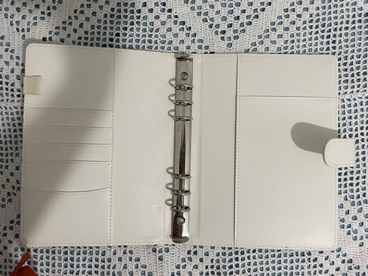 wintergoobear's tweet image. PROCURO/COMPRO 

Binder macaron branco 
•dependendo da avaria eu aceito 
•sem preços abusivos 
•pode vir com folhas ou nao (prefiro sem)