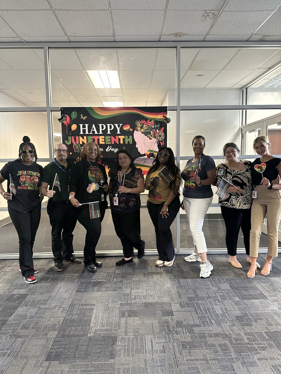 Legendarydoll2's tweet photo. Happy Juneteenth from @united Contact center Chicago!! @AOSafetyUAL @fly2ohare @chicago ✈️✈️✈️💙💙💙 https://t.co/Nr525XsDy1