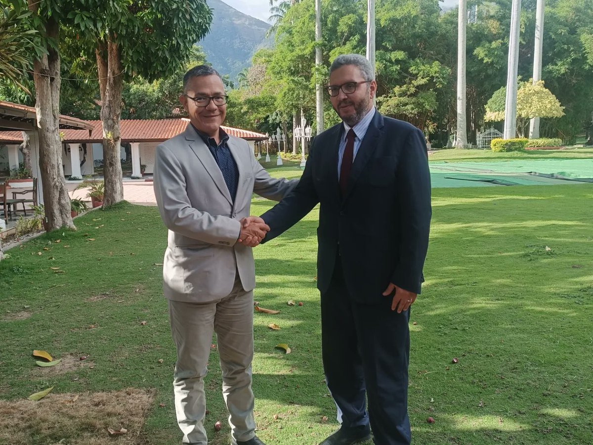 CairotaenCcs's tweet photo. #17junio 
 
Fructífera reunión con S. E. Sr. Ernesto Villegas, Ministro del Poder Popular para la Cultura, su Honorable eguipo de trabajo y de la Cancillería Venezolana en la Casona Cultural Aquiles Nazoa. 

#Embajadadeegiptovzla #Embajadadeegiptoenvenezuela https://t.co/Hfxy1uCzIe