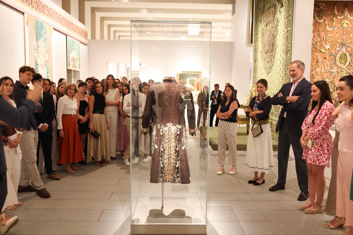 Los Reyes se unen a la Princesa de Asturias, la Infanta Sofía y los jóvenes del concurso ¿Qué es un Rey para ti? de FIES en su visita a la Galería de las Colecciones Reales

#10AniversarioFelipeVI

➡️casareal.es/ES/Actividades…