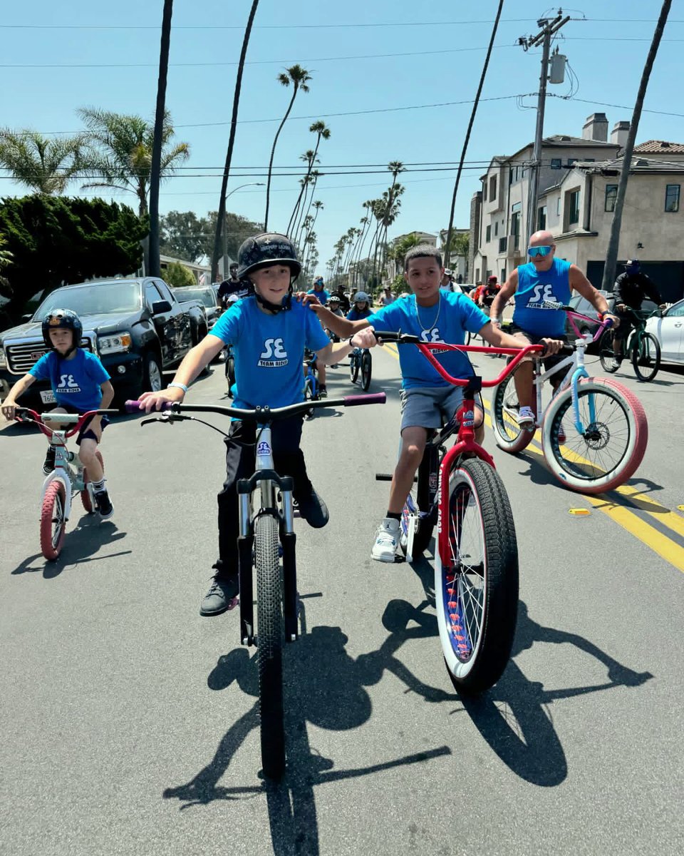 sebikes's tweet photo. The SE kids were rollin' in the So Cal streets! 🌴 That's @oneway_lilman on the #djripper and @babydblocks on the Hot Wheels #fatripper. Peep @toddlyons lurking, too! #sebikes #sebikeslife #bikelife #letsgetkidsonbikes https://t.co/zu99ExWFTc