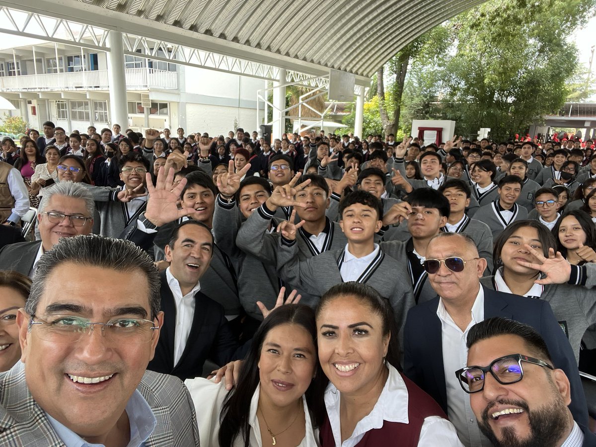 SergioSalomonC's tweet image. Felicidades, hoy estrenan nuevo #techado escolar 🙌🚸

Me dio mucho gusto acompañar a la comunidad estudiantil de la secundaria “Prof. Gregorio de Gante” y traerles esta buena noticia.

Sigamos haciendo equipo, padres de familia, alumnos, maestras y maestros, pensando siempre en