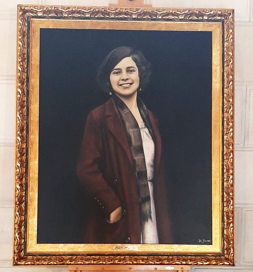 Per cada foto que trenqueu, en posarem més de mil.
Per cada intent de silenciar-les, les cridarem més fort. 

#AuroraPicornell
#RogesDesMolinar
#AntifeixistesSempre

Quadre d,Aurora Picornell al Consell de Mallorca amb motiu de la proclamació com a filla il.lustre de Mallorca!