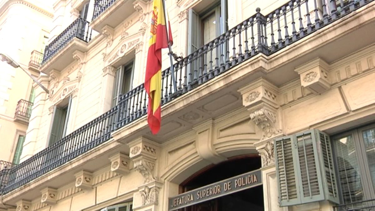 abel_riu's tweet photo. Que a les seus dels òrgans del poder dur de l'estat a Catalunya només hi hagi hissades banderes espanyoles (en contrast amb altres com Hisenda, o amb les admin. locals o de la Generalitat) és tot un símbol inequivoc i recordatori permanent de la seva condició de territori ocupat. https://t.co/AvMUyUIk7U