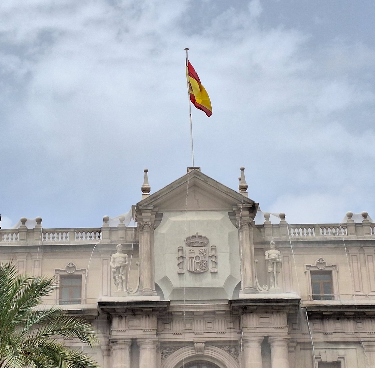 abel_riu's tweet photo. Que a les seus dels òrgans del poder dur de l'estat a Catalunya només hi hagi hissades banderes espanyoles (en contrast amb altres com Hisenda, o amb les admin. locals o de la Generalitat) és tot un símbol inequivoc i recordatori permanent de la seva condició de territori ocupat. https://t.co/AvMUyUIk7U