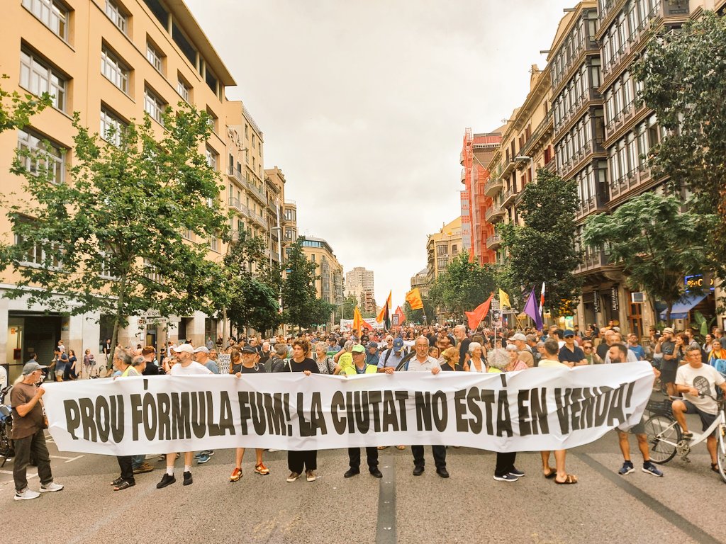 JordiElgstrom's tweet photo. 📢 Davant d'un consistori que NO respon a les necessitats dels seus habitants, quin orgull de societat civil organitzada que té Barcelona 🤍

Aquí ens hi trobareu! Lluitarem fins a recuperar la nostra ciutat de les mans privatitzadores.💥

#Formula1 #ForaFormulaFum https://t.co/wimF4rc7au
