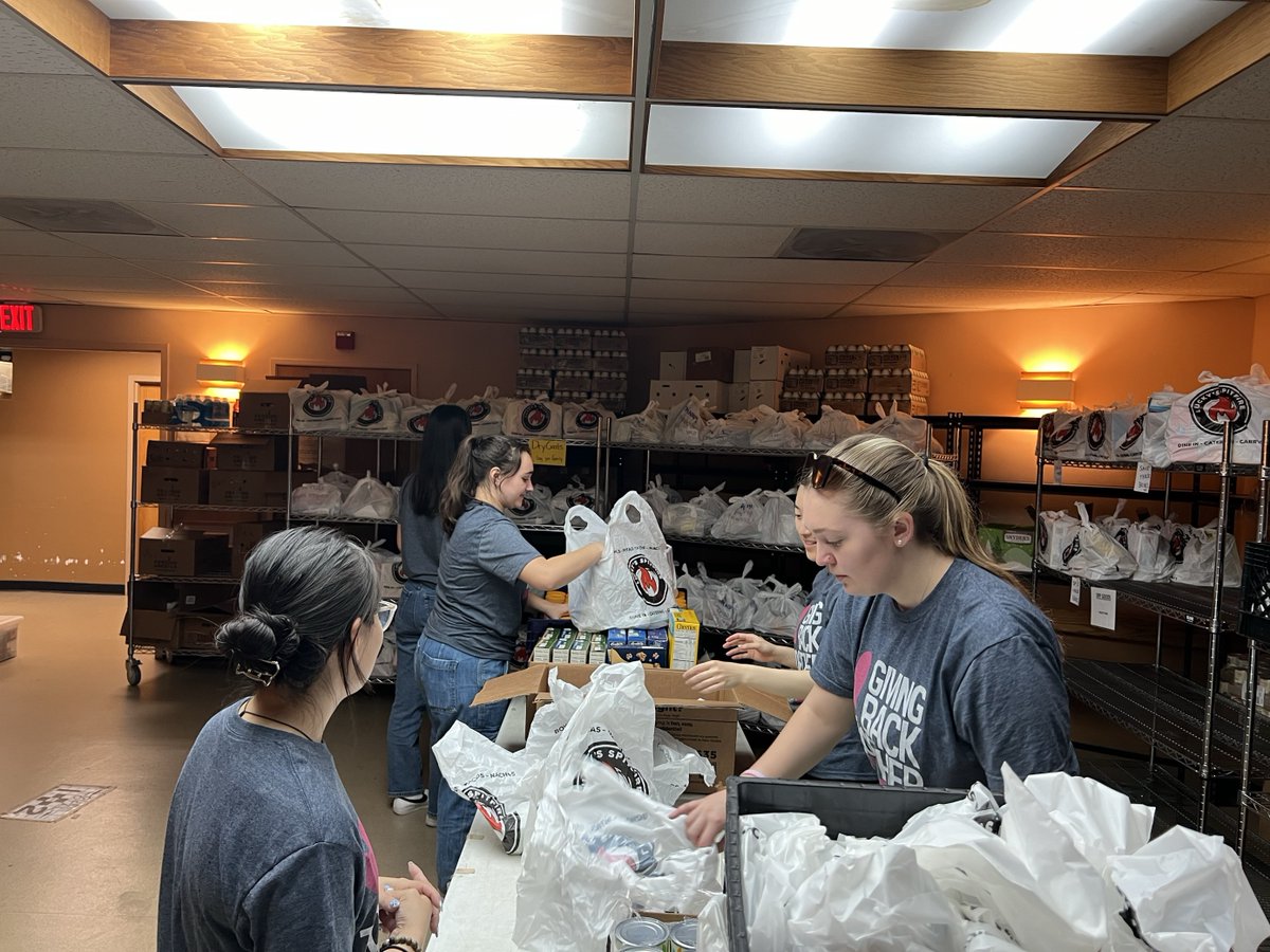 MGIC's tweet image. Our summer interns volunteered at Interchange Food Pantry, helping bring to life Interchange's mission to improve the health and well-being of their guests through nutritious food and compassion. bit.ly/3XuKnVy
#WeAreMGIC #GivingBackTogether #Milwaukee
