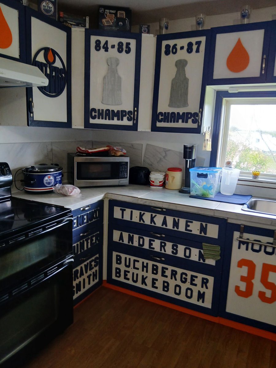 fishtheNorth's tweet photo. @staceybrotzel trying to submit a pic for your Oilers contest from a work colleague in Wabasca. The email from @630CHED sent two hours ago says to submit an oilers creation. However clicking the link says “contest over”. The paint is permanent. Plz advise #oilers https://t.co/HeITUSbz5J